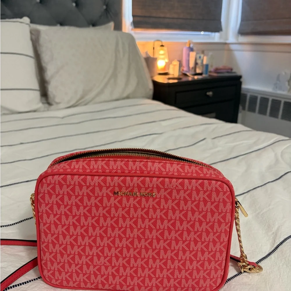 Michael Kors Jet Set Large East West Crossbody – Coral MK Logo – Gold Chain - Picture 2 of 4